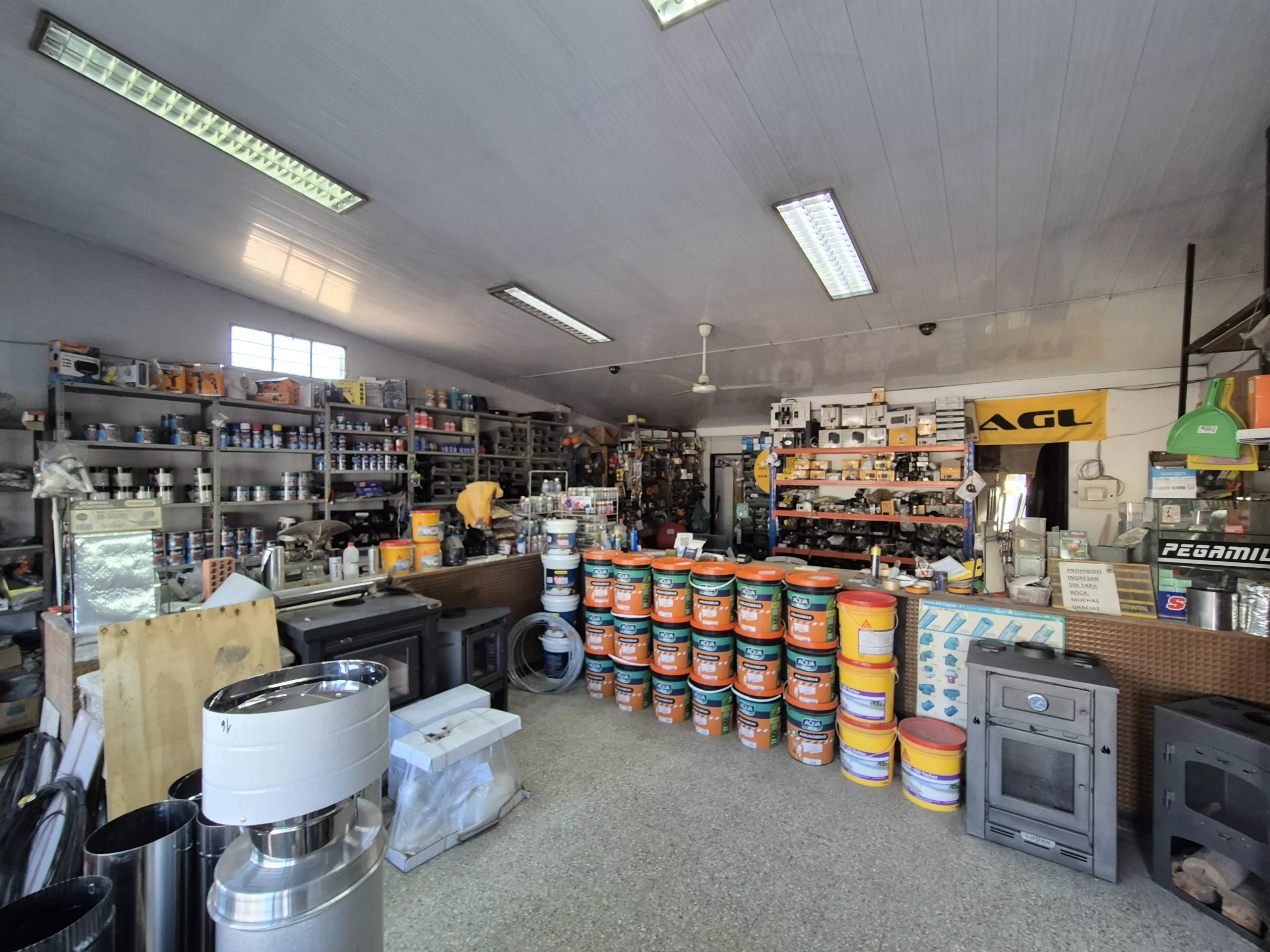 Venta de barraca de materiales de construcción con 40 años de trayectoria en el mercado